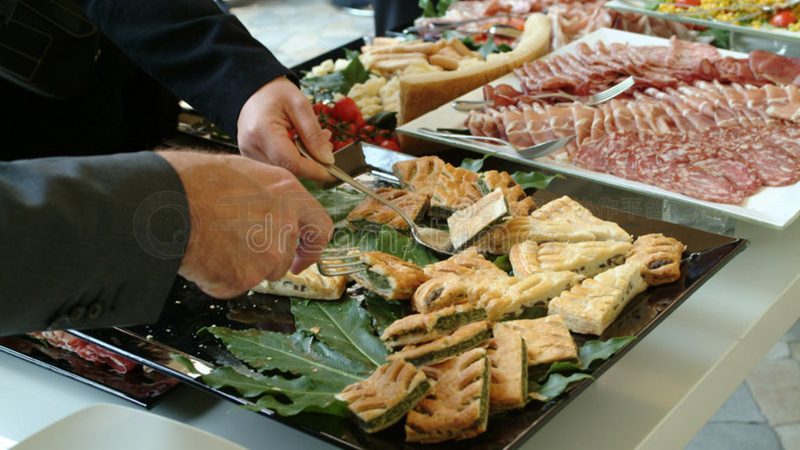 在食品代工行业中，常见的付款方式主要有以下几种：
